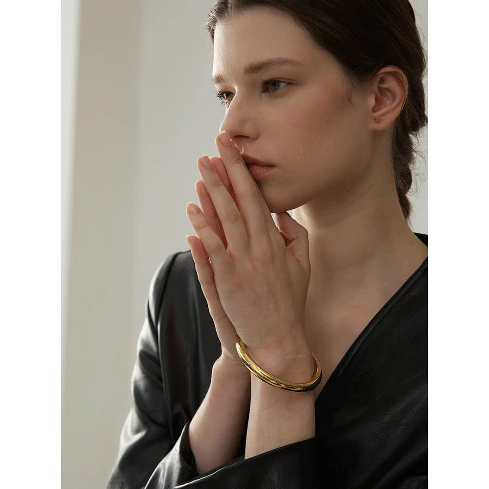 bracelet-jonc-torsion-minimaliste-en-acier-argent-femme