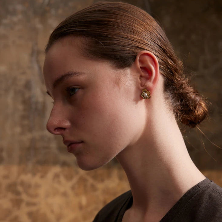 Boucle d’oreille fleur – touche de charme parisien