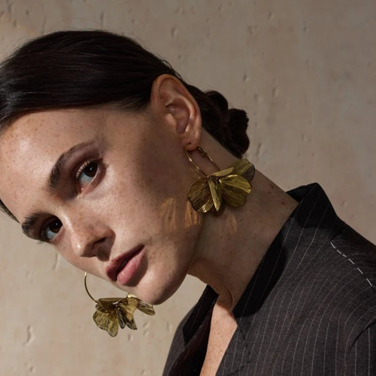 boucle d’oreille fleur attirante en acier inoxydable doré
