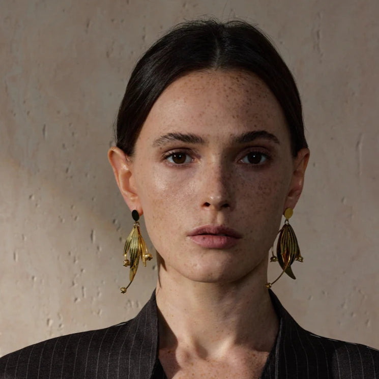 boucles d oreilles fleurs et perles à l’allure poétique