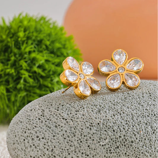 Gros plan sur des boucles d oreilles en forme de fleurs style romantique