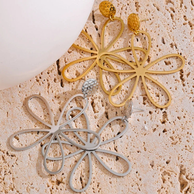 boucles d oreilles fleurs dorées légères et tendance