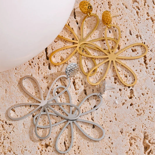 boucles d oreilles fleurs dorées légères et tendance
