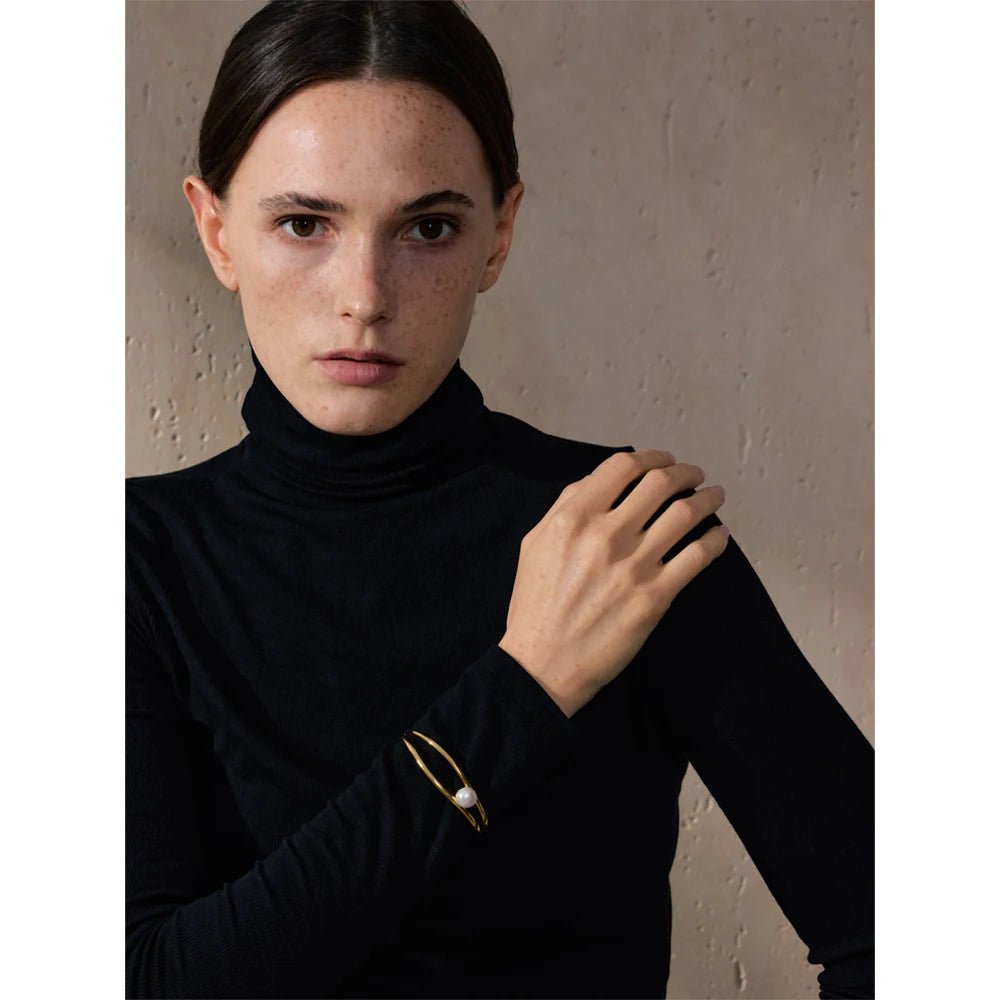 bracelet-en-jonc-perle-minimalisme-elegant-femme