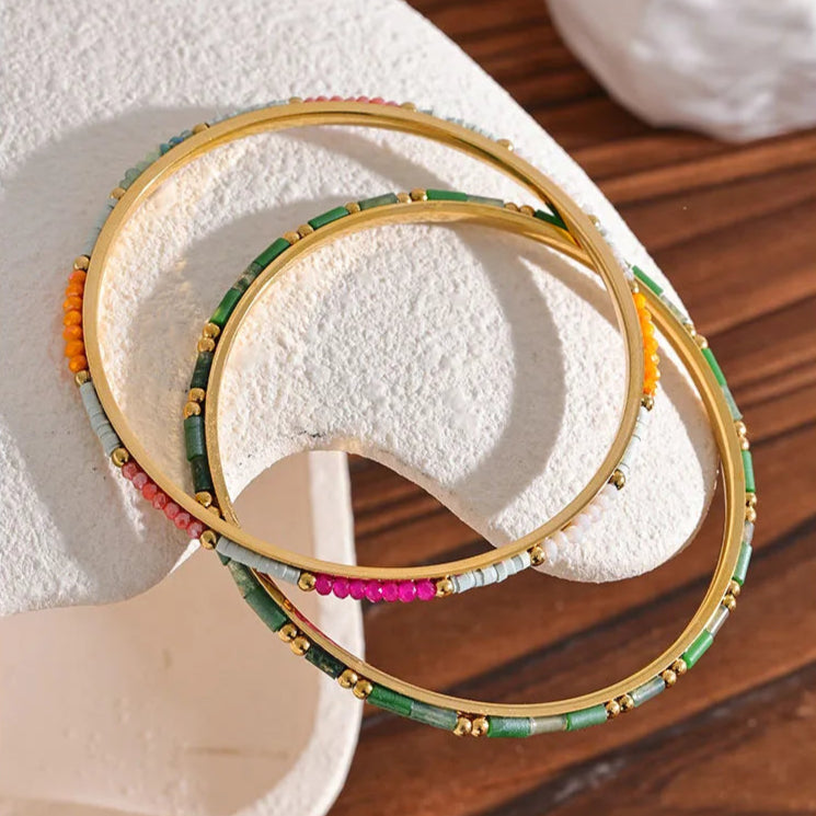 Gros plan sur un bracelet femme tendance assorti à une tenue élégante