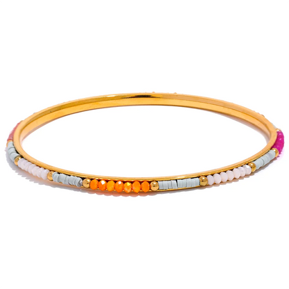 Zoom sur un bracelet femme tendance porté lors d’une soirée d’été