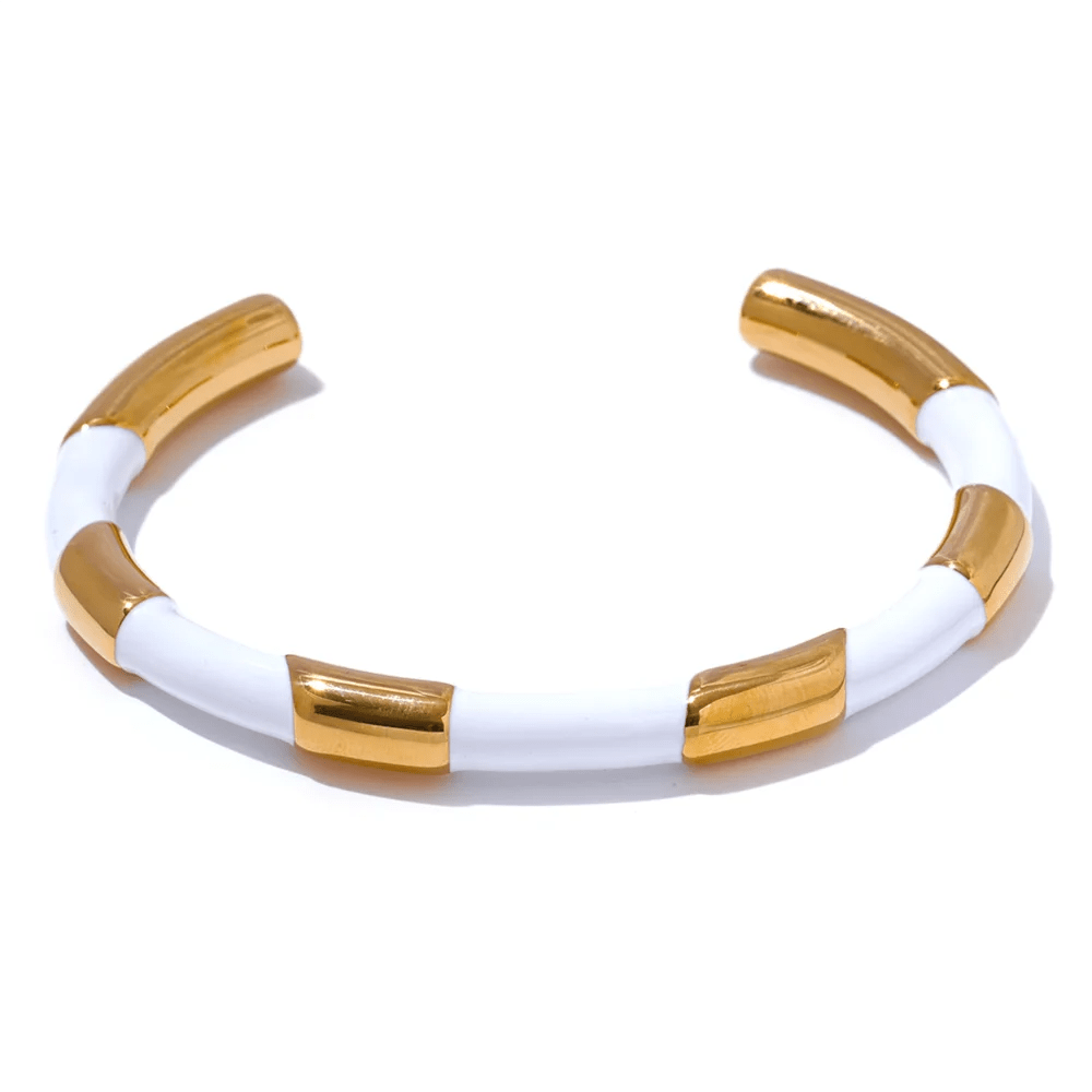 Gros plan sur un bracelet femme tendance doré