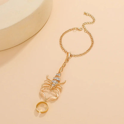 bracelet-gothique-force-du-scorpion-doré-au-poignet