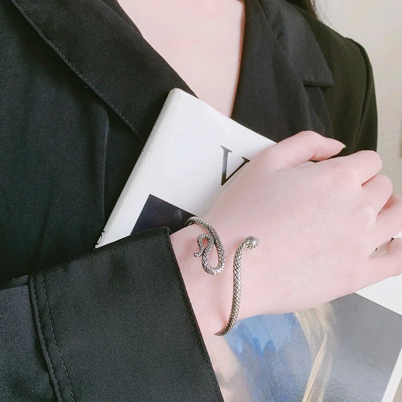 bracelet-jonc-argent-bijou-serpent-symbole-puissance-femme