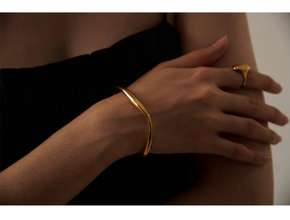 bracelet-jonc-minimalisme-dore-raffine-acier