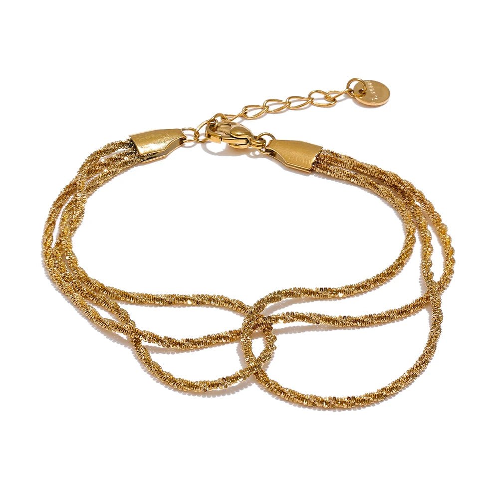 bracelet-plaque-or-femme-superposition-elegante-pour-un-eclat-quotidien-dore