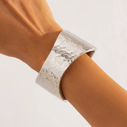 main qui montre un bracelet tendance 2025 couleur argent