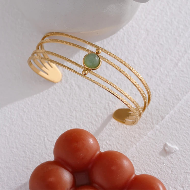 bracelet tendance du moment parfait pour un look parisien discret mais raffiné 