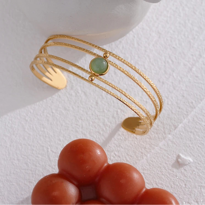 bracelet tendance du moment parfait pour un look parisien discret mais raffiné 