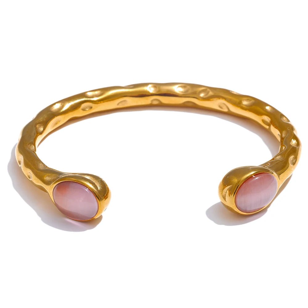 Mise en scène d’un  bracelet tendance du moment à côté d’un parfum