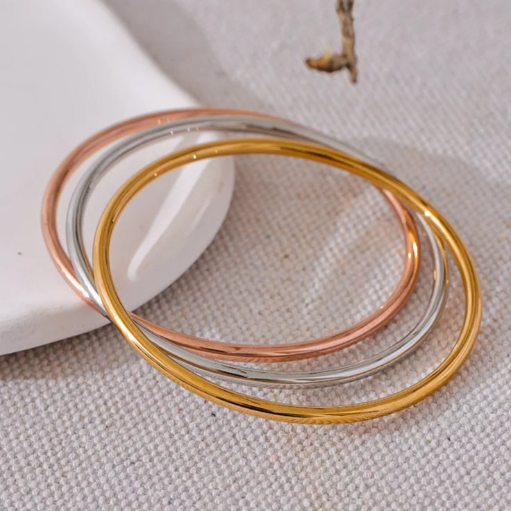 bracelets femmes tendance assortis à une tenue claire
