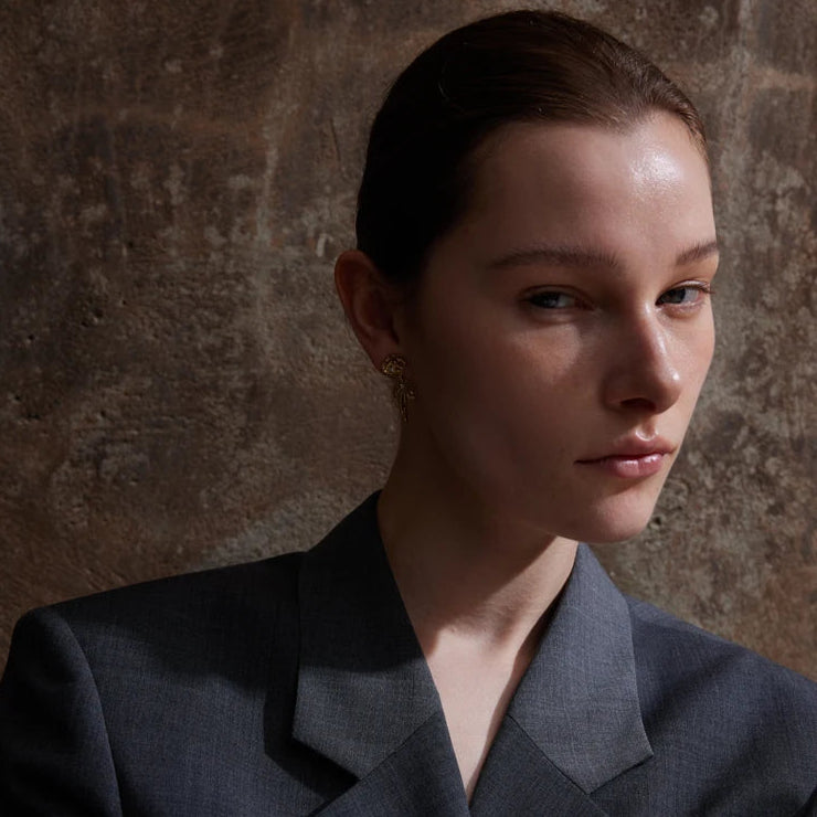 femme élgante porte notre boucle d'oreille noeud acier inoxydable 
