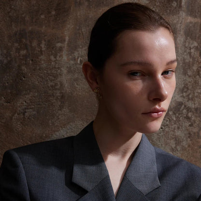 femme élgante porte notre boucle d'oreille noeud acier inoxydable 